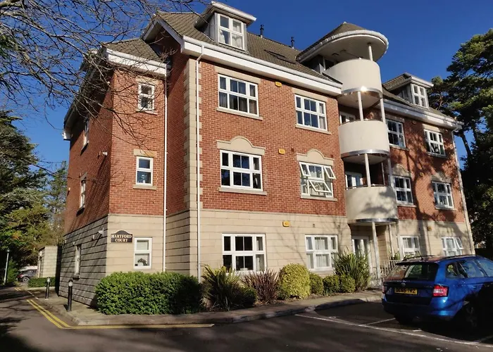 Hartford Court, East Cliff, Bournemouth. Walk To Beach And Town